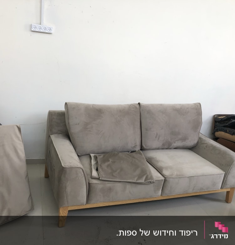 ספה אפורה עם ריפוד מרופד וכריות נשלפות